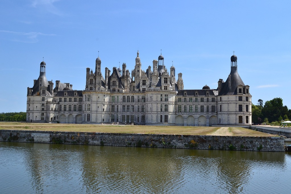 Chambord château de chambord royal castle building. A large castle ...