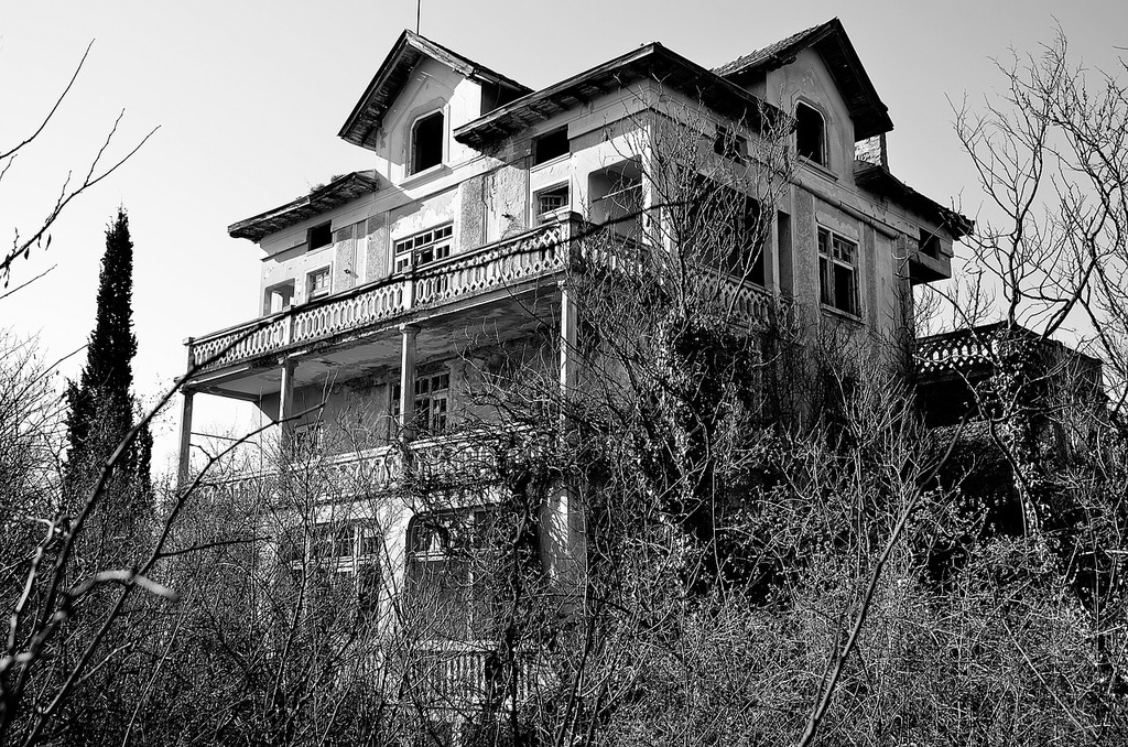 old mansion black and white