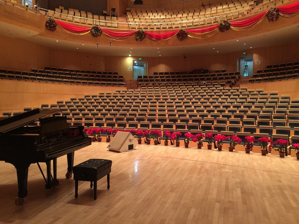 Un piano de cola se encuentra en un granUn piano de cola se encuentra en un gran  