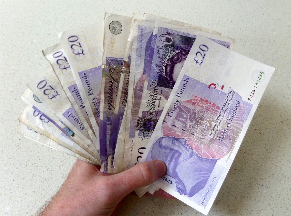 100 جنيه إسترليني مساعدة نقدية في بريطانيا