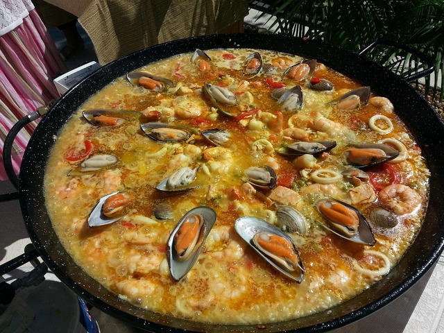 https://cdn12.picryl.com/photo/2016/12/31/valencian-paella-paella-spanish-paella-food-drink-73632a-640.jpg