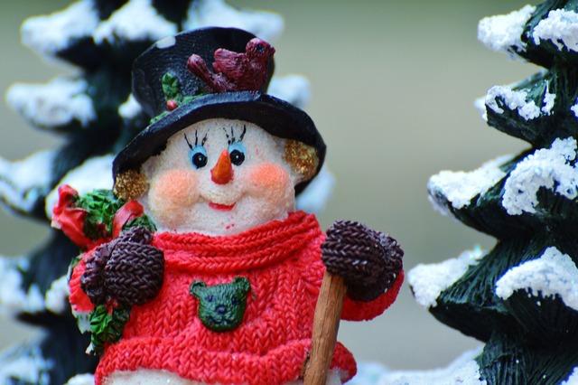 Festive snowmen at the Cornerstone Sonoma shopping complex and