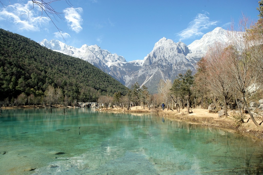 A body of water with a mountain in the background. Wirung swesan